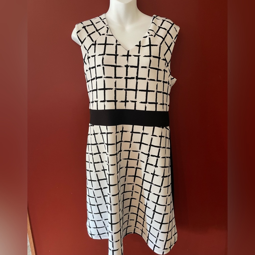 Dinh bá XL midi length pullover dress in a black & cream square pattern.